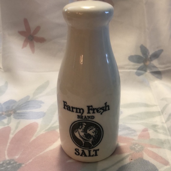 Vintage Ceramic Country Fresh Pepper & Farm Fresh Salt Shakers w/cow motif - Picture 8 of 13